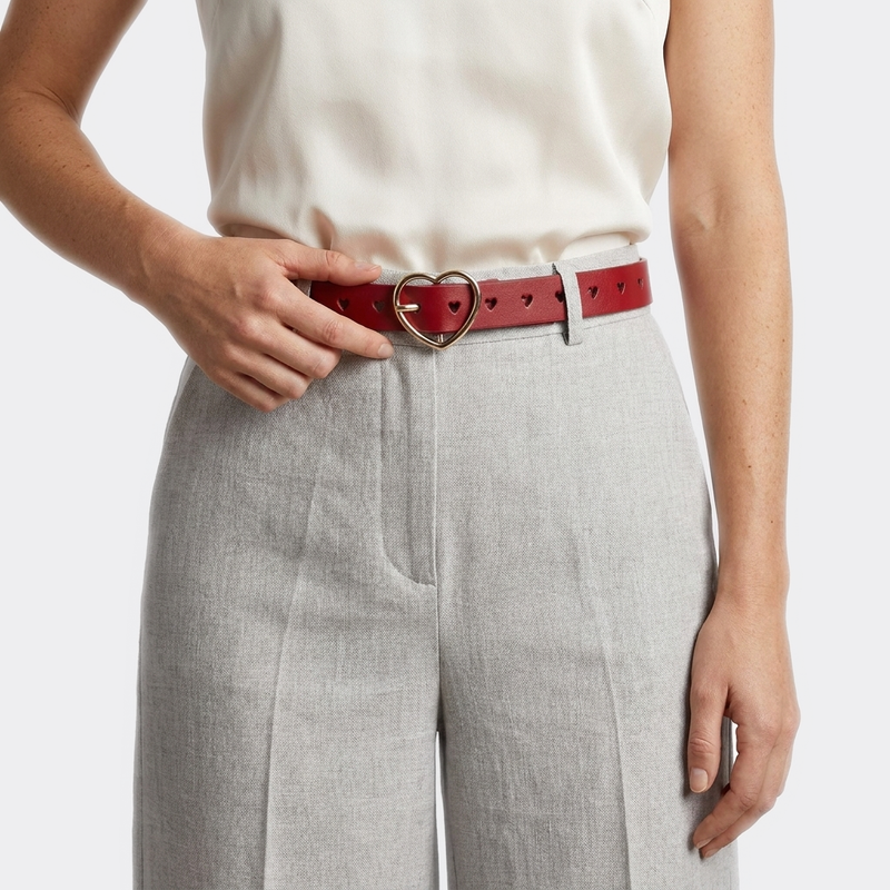 Détail boucle de la Ceinture Coeur Femme portée par une femme — look casual chic — Le Monde de la Ceinture