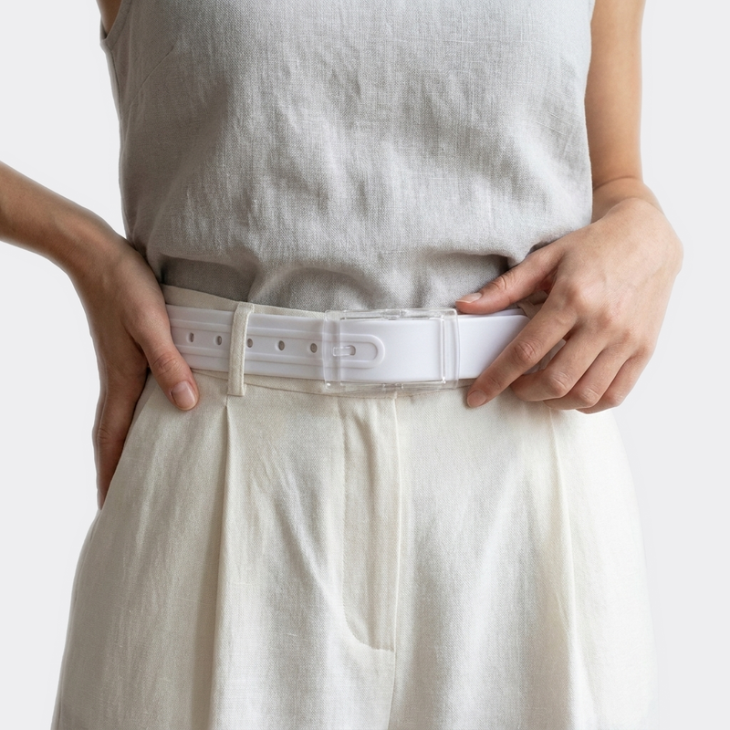 Détail boucle de la Ceinture Colorée portée par une femme — style minimaliste — Le Monde de la Ceinture