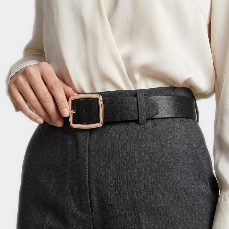 Détail boucle de la Ceinture Cuir Boucle Carrée portée par une femme — look luxe — Le Monde de la Ceinture