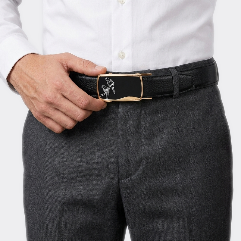 Détail boucle de la Ceinture Homme Boucle Automatique Cuir portée par un homme — look luxe — Le Monde de la Ceinture
