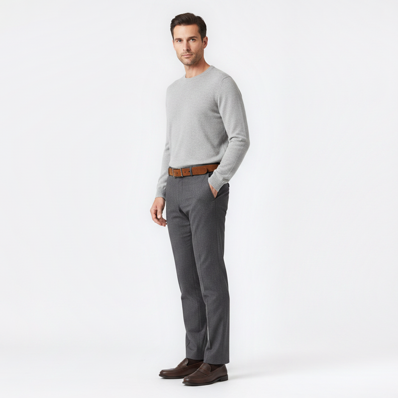 Mannequin homme portant la Ceinture Velour Homme — style smart casual — Le Monde de la Ceinture