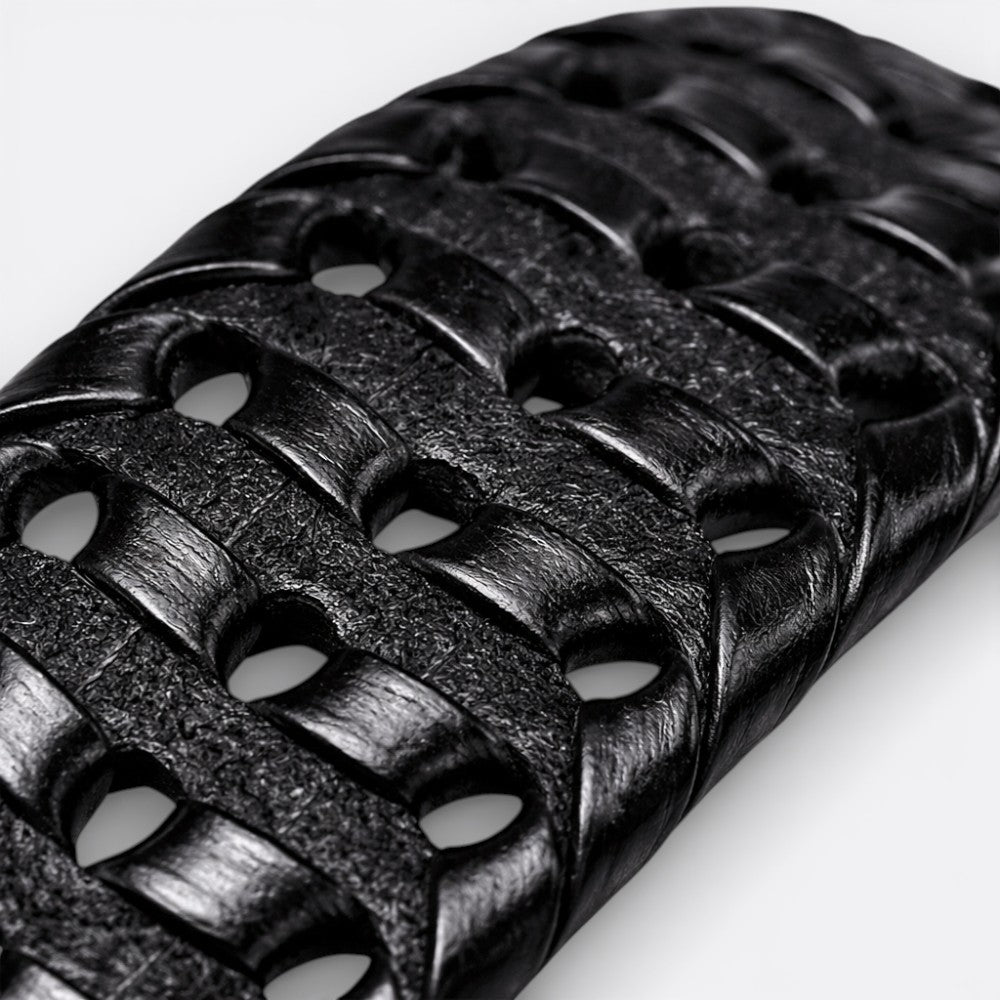 Le monde de la ceinture black woven leather belt with adjustable buckle for a perfect fit.