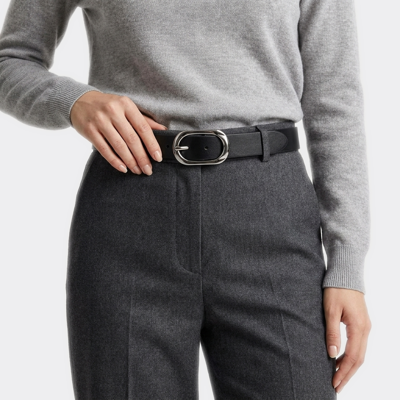 Détail boucle de la Ceinture Basique Femme portée par une femme — style minimaliste — Le Monde de la Ceinture