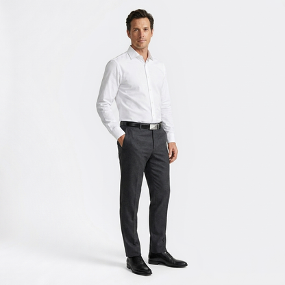Mannequin homme portant la Ceinture à Boucle Automatique — look luxe — Le Monde de la Ceinture