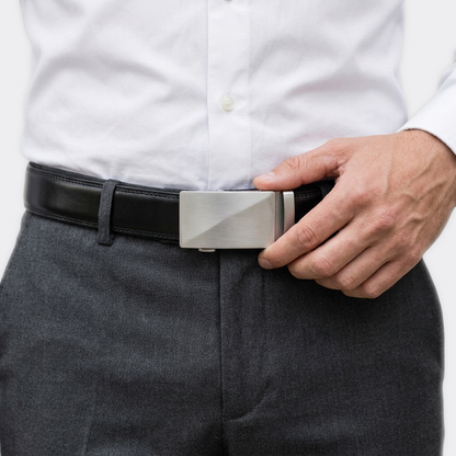 Détail boucle de la Ceinture à Boucle Automatique portée par un homme — look luxe — Le Monde de la Ceinture