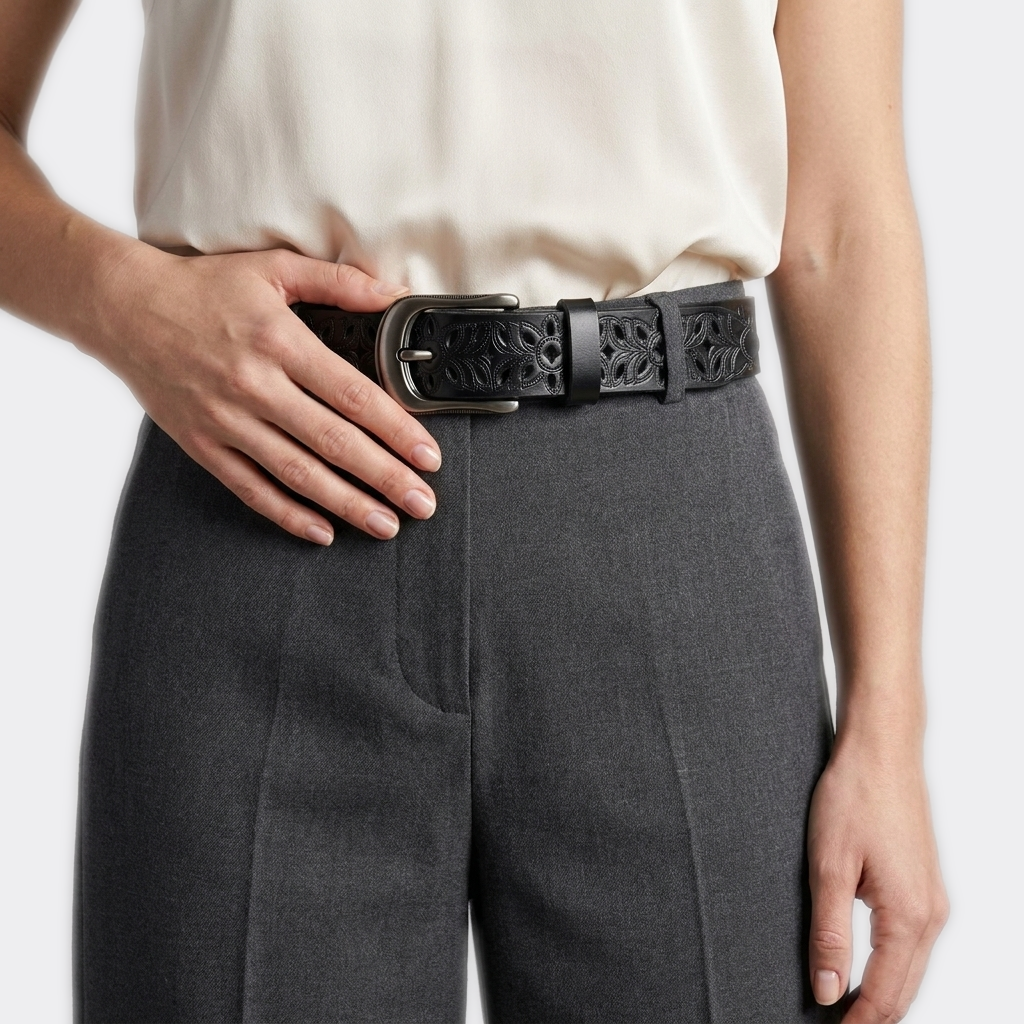 Détail boucle de la Ceinture a Trou Cuir Femme portée par une femme — look casual chic — Le Monde de la Ceinture