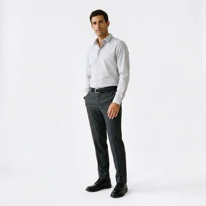 Mannequin homme portant la Ceinture Antivol Cuir — style smart casual — Le Monde de la Ceinture