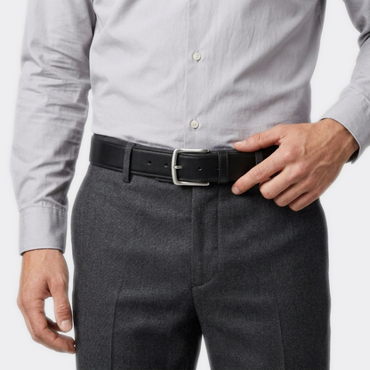 Détail boucle de la Ceinture Antivol Cuir portée par un homme — style smart casual — Le Monde de la Ceinture