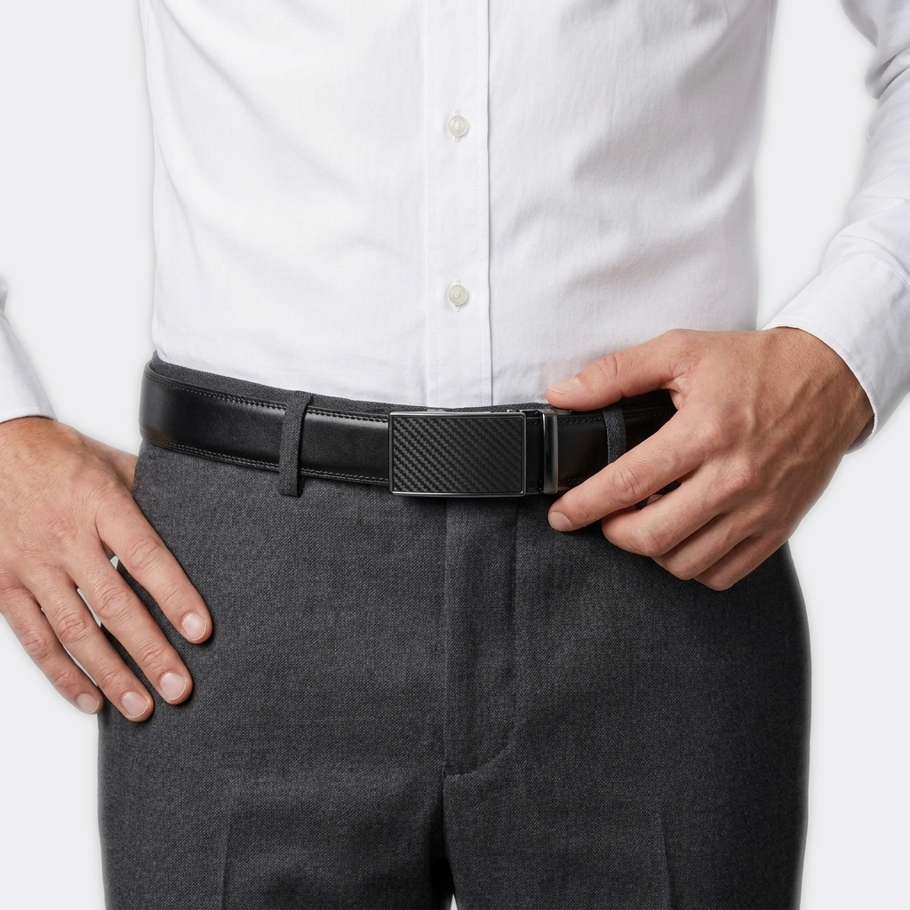 Détail boucle de la Ceinture avec Boucle Automatique portée par un homme — style business — Le Monde de la Ceinture