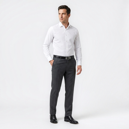 Mannequin homme portant la Ceinture Boucle Automatique Cuir Homme — style business — Le Monde de la Ceinture