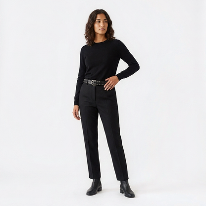 Mannequin femme portant la Ceinture Clouté Femme — look casual chic — Le Monde de la Ceinture