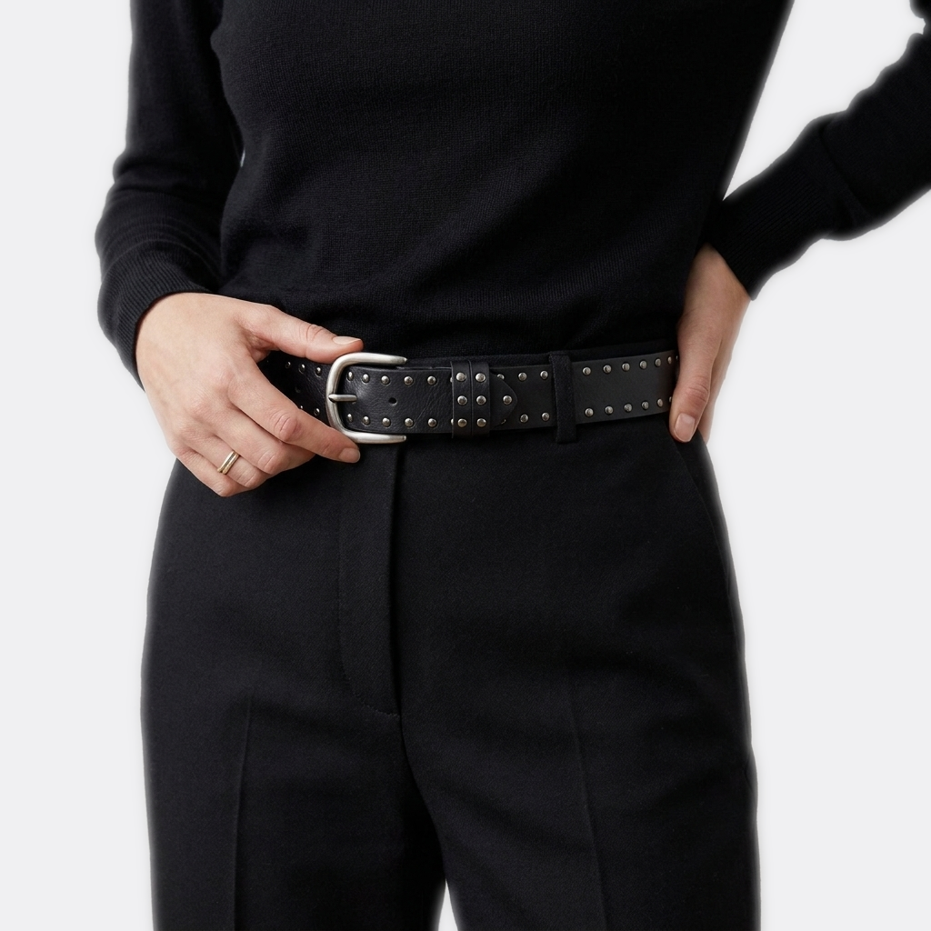 Détail boucle de la Ceinture Clouté Femme portée par une femme — look casual chic — Le Monde de la Ceinture