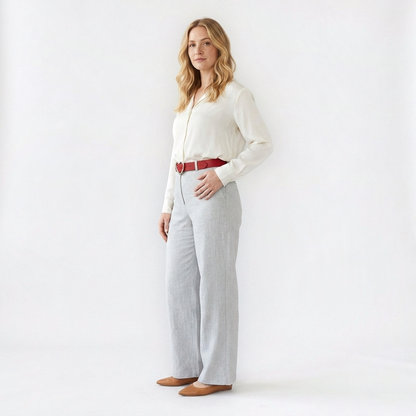 Mannequin femme portant la Ceinture Coeur Femme — look casual chic — Le Monde de la Ceinture
