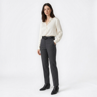 Mannequin femme portant la Ceinture Colorée Femme — style minimaliste — Le Monde de la Ceinture