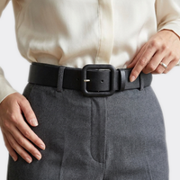 Détail boucle de la Ceinture Colorée Femme portée par une femme — style minimaliste — Le Monde de la Ceinture
