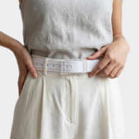 Détail boucle de la Ceinture Colorée portée par une femme — style minimaliste — Le Monde de la Ceinture