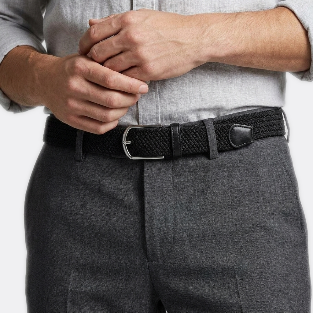 Détail boucle de la Ceinture Corde Tressée portée par un homme — style smart casual — Le Monde de la Ceinture