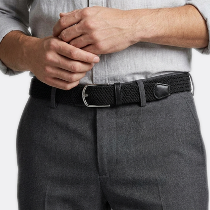 Détail boucle de la Ceinture Corde Tressée portée par un homme — style smart casual — Le Monde de la Ceinture