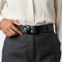 Détail boucle de la Ceinture Cuir a Pression portée par une femme — style minimaliste — Le Monde de la Ceinture