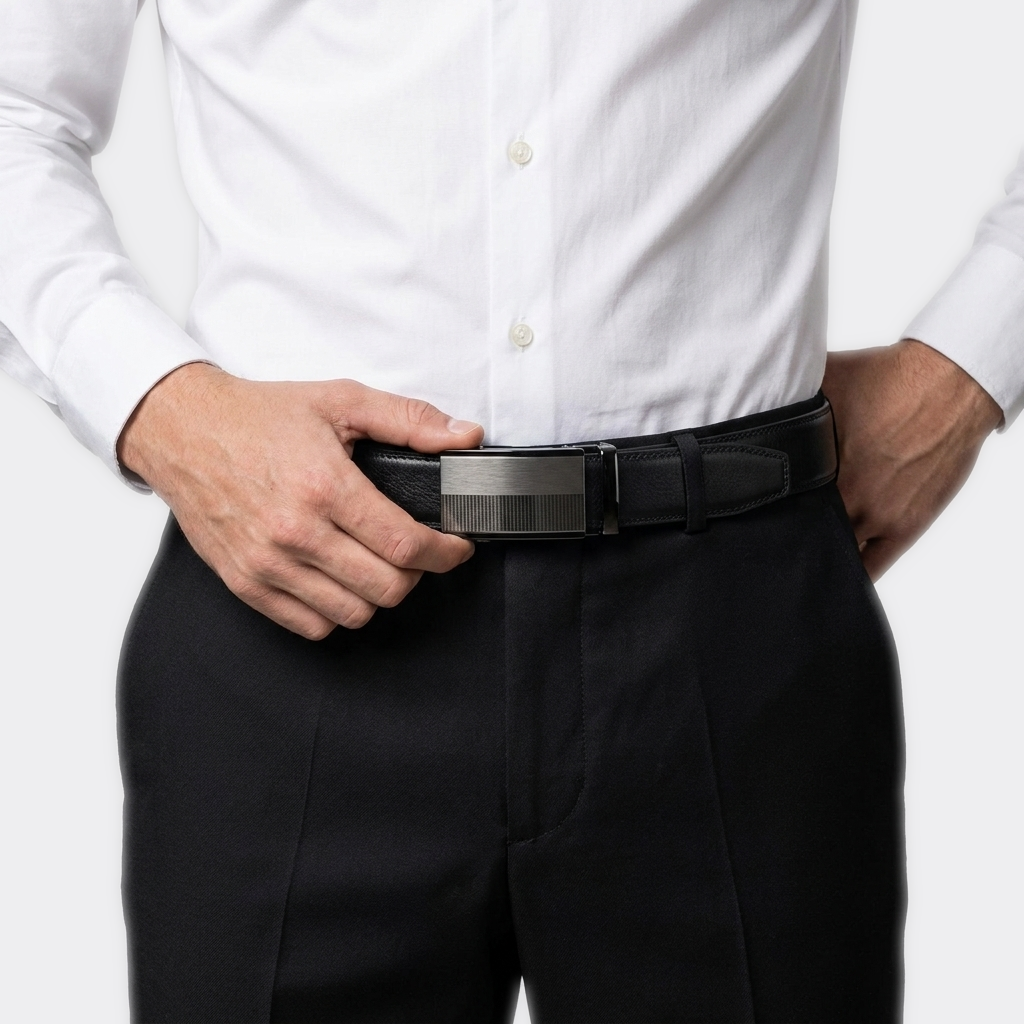 Détail boucle de la Ceinture Cuir Boucle Automatique Bicolore portée par un homme — style business — Le Monde de la Ceinture