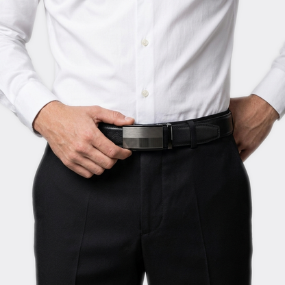 Détail boucle de la Ceinture Cuir Boucle Automatique Bicolore portée par un homme — style business — Le Monde de la Ceinture