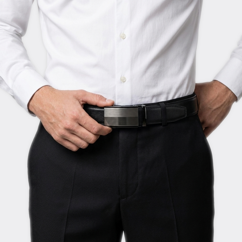 Détail boucle de la Ceinture Cuir Boucle Automatique Bicolore portée par un homme — style business — Le Monde de la Ceinture