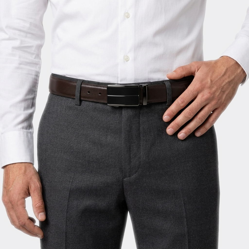 Détail boucle de la Ceinture Cuir Boucle Automatique Homme portée par un homme — look luxe — Le Monde de la Ceinture