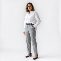 Mannequin femme portant la Ceinture Cuir Boucle Carrée Femme — style smart casual — Le Monde de la Ceinture