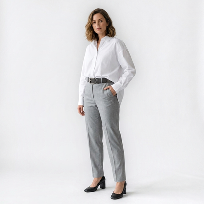 Mannequin femme portant la Ceinture Cuir Boucle Carrée Femme — style smart casual — Le Monde de la Ceinture