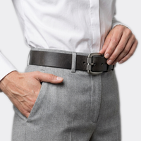 Détail boucle de la Ceinture Cuir Boucle Carrée Femme portée par une femme — style smart casual — Le Monde de la Ceinture
