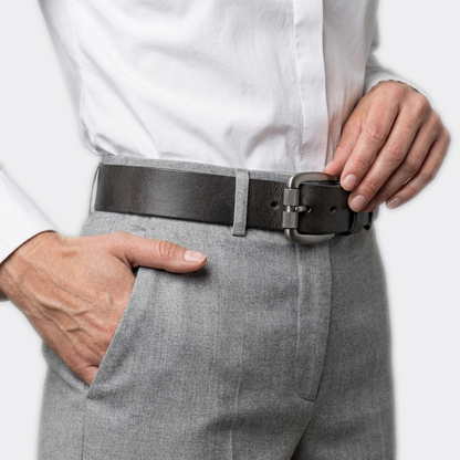 Détail boucle de la Ceinture Cuir Boucle Carrée Femme portée par une femme — style smart casual — Le Monde de la Ceinture