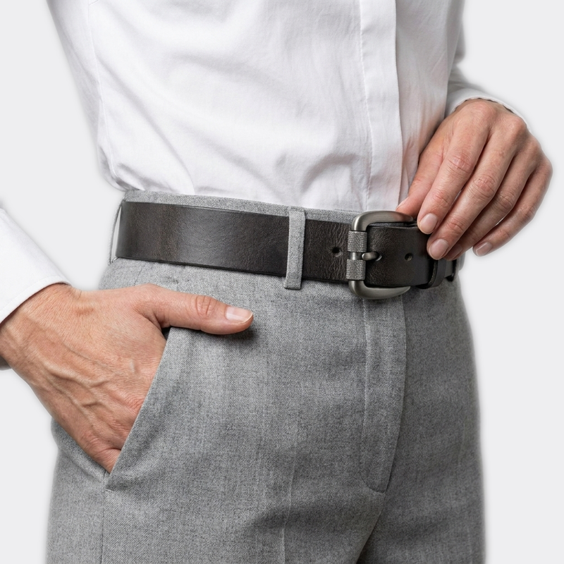 Détail boucle de la Ceinture Cuir Boucle Carrée Femme portée par une femme — style smart casual — Le Monde de la Ceinture