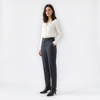 Mannequin femme portant la Ceinture Cuir Boucle Carrée — look luxe — Le Monde de la Ceinture