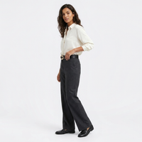 Mannequin femme portant la Ceinture Cuir Femme Boucle Dorée — look luxe — Le Monde de la Ceinture