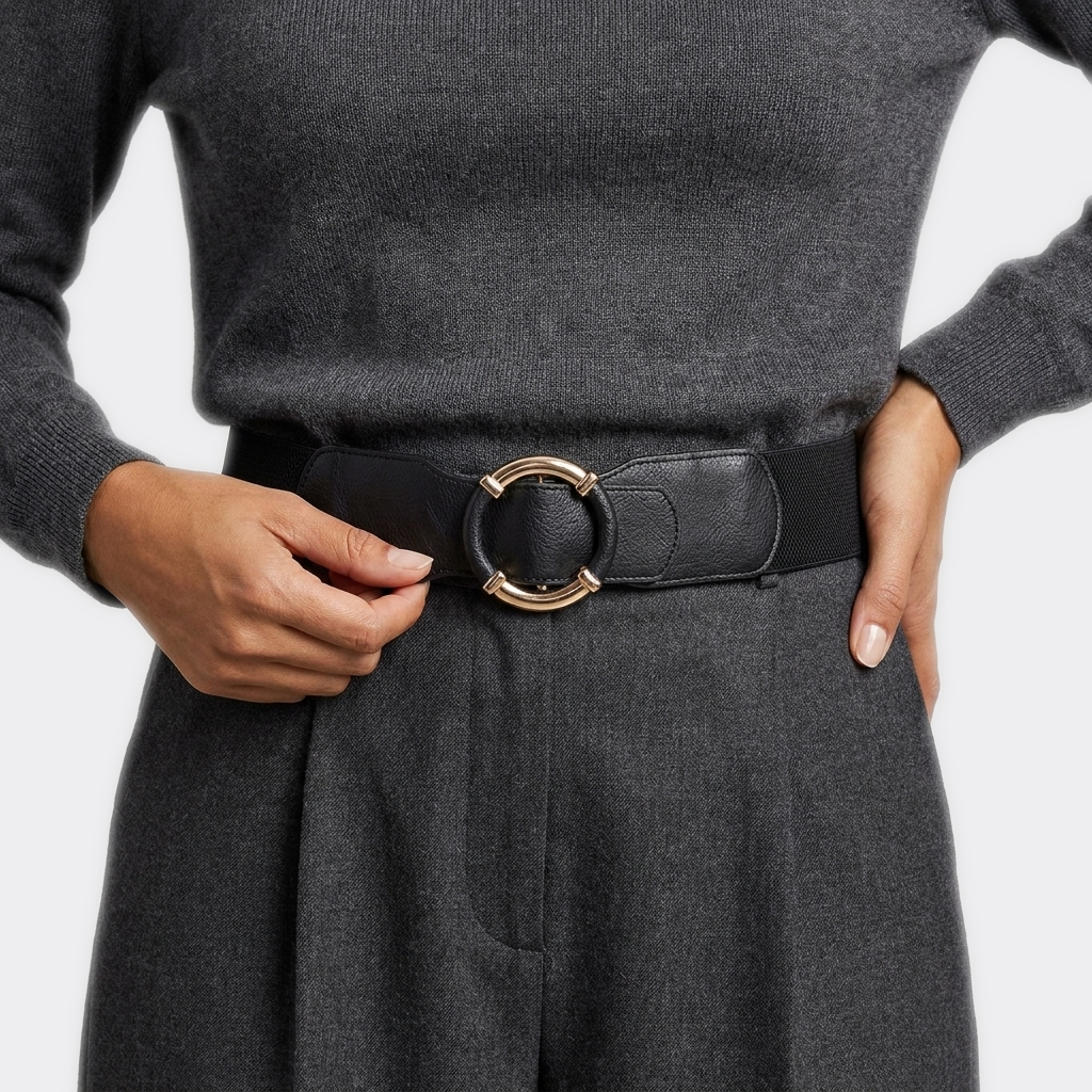 Détail boucle de la Ceinture elastique Grosse Boucle portée par une femme — style smart casual — Le Monde de la Ceinture