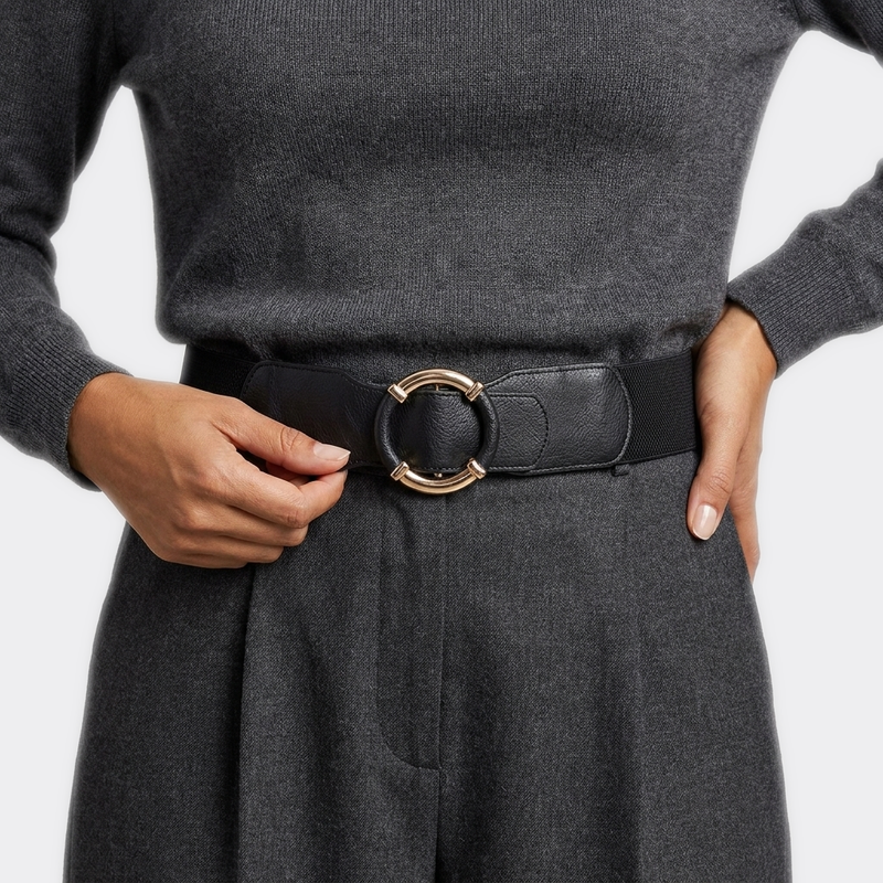 Détail boucle de la Ceinture elastique Grosse Boucle portée par une femme — style smart casual — Le Monde de la Ceinture