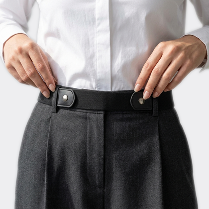 Détail boucle de la Ceinture Elastique Invisible portée par une femme — style minimaliste — Le Monde de la Ceinture
