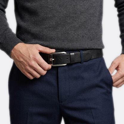 Détail boucle de la Ceinture en Cuir Homme portée par un homme — style smart casual — Le Monde de la Ceinture