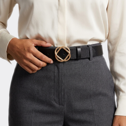 Détail boucle de la Ceinture Femme Belle Boucle portée par une femme — style smart casual — Le Monde de la Ceinture