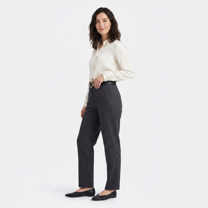 Mannequin femme portant la Ceinture Femme en Cuir — style smart casual — Le Monde de la Ceinture