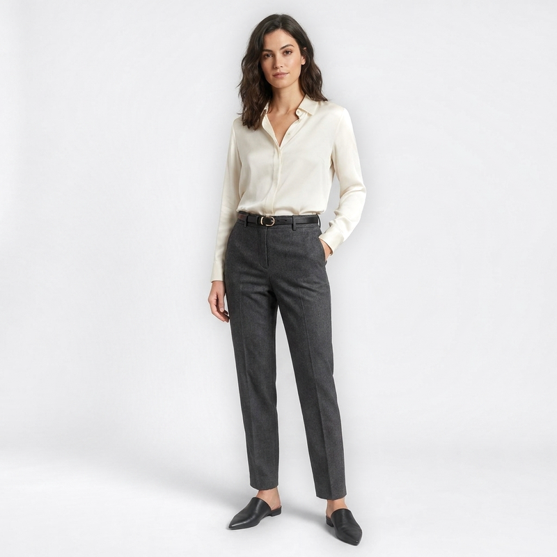 Mannequin femme portant la Ceinture Femme Fine Boucle Ardillon Dorée — style smart casual — Le Monde de la Ceinture