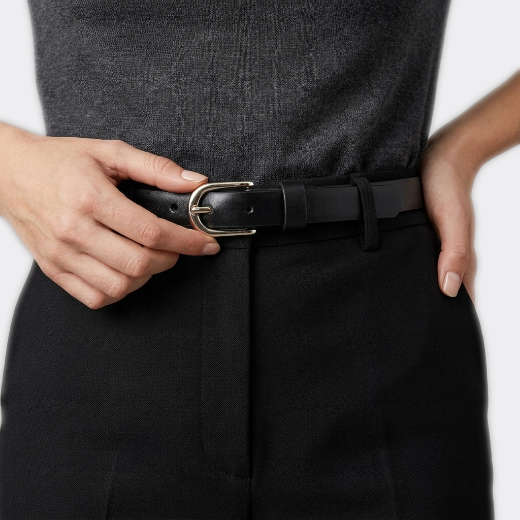 Détail boucle de la Ceinture Femme Fine Cuir portée par une femme — style minimaliste — Le Monde de la Ceinture