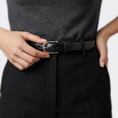 Détail boucle de la Ceinture Femme Fine Cuir portée par une femme — style minimaliste — Le Monde de la Ceinture