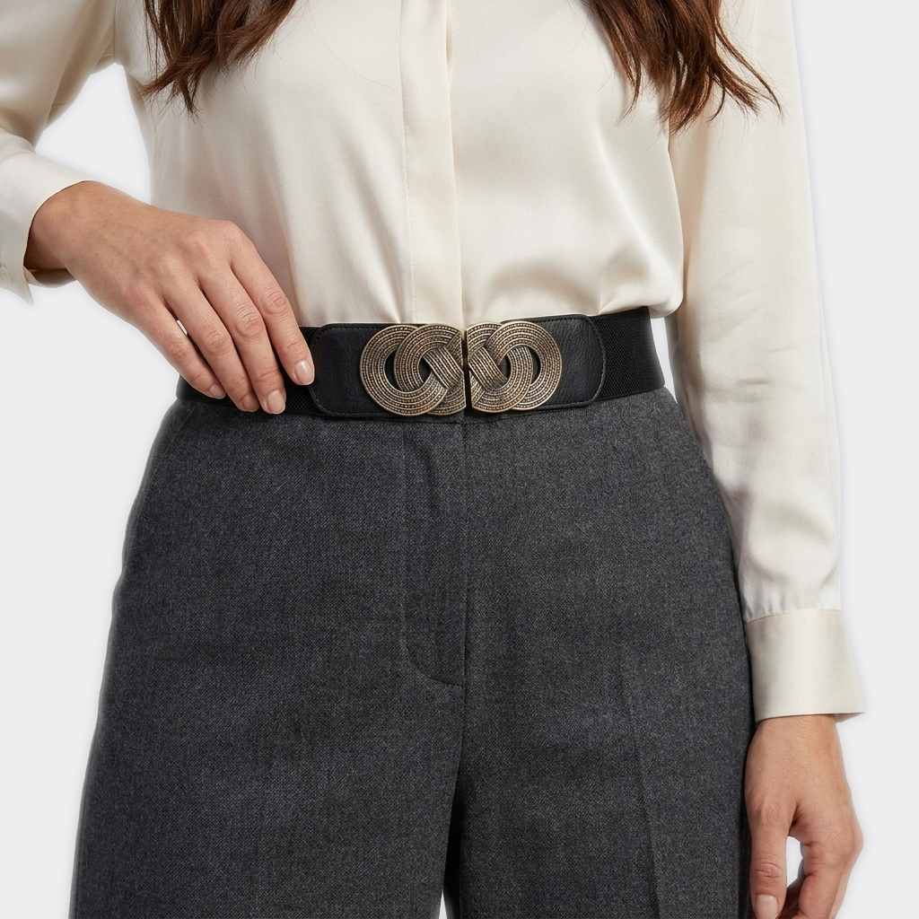 Détail boucle de la Ceinture Femme Vintage portée par une femme — style smart casual — Le Monde de la Ceinture
