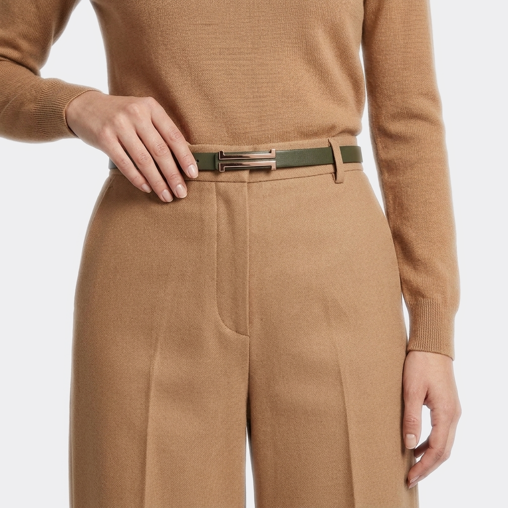 Détail boucle de la Ceinture Fine Luxe portée par une femme — look luxe — Le Monde de la Ceinture
