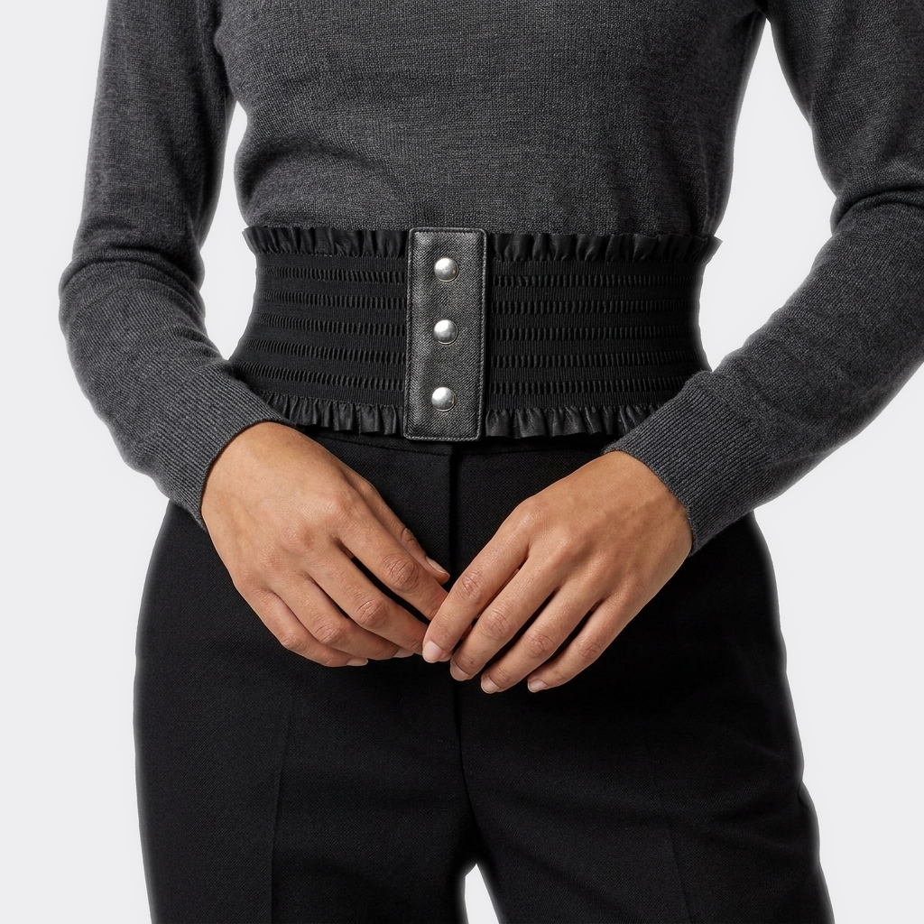Détail boucle de la Ceinture Gainante Femme portée par une femme — style smart casual — Le Monde de la Ceinture