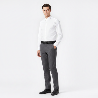 Mannequin homme portant la Ceinture Homme Ajustable — style smart casual — Le Monde de la Ceinture