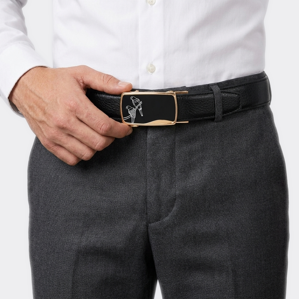 Détail boucle de la Ceinture Homme Boucle Automatique Cuir portée par un homme — look luxe — Le Monde de la Ceinture