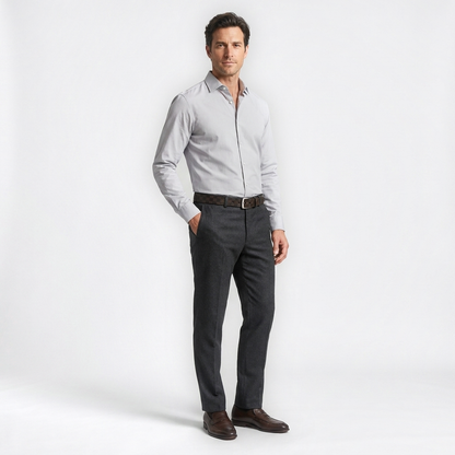 Mannequin homme portant la Ceinture Homme Carré — look luxe — Le Monde de la Ceinture