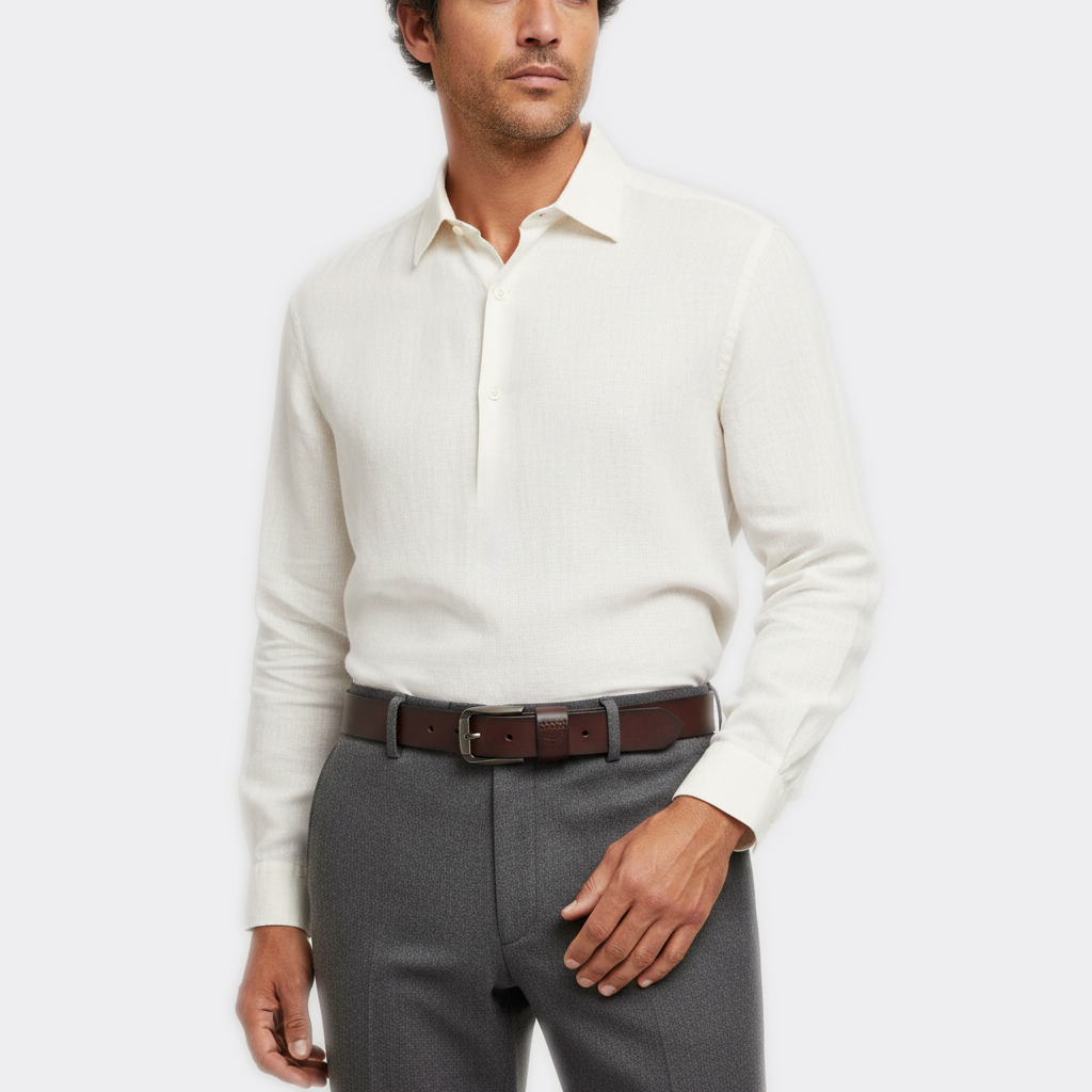Détail boucle de la Ceinture Homme Cuir Simple portée par un homme — style smart casual — Le Monde de la Ceinture